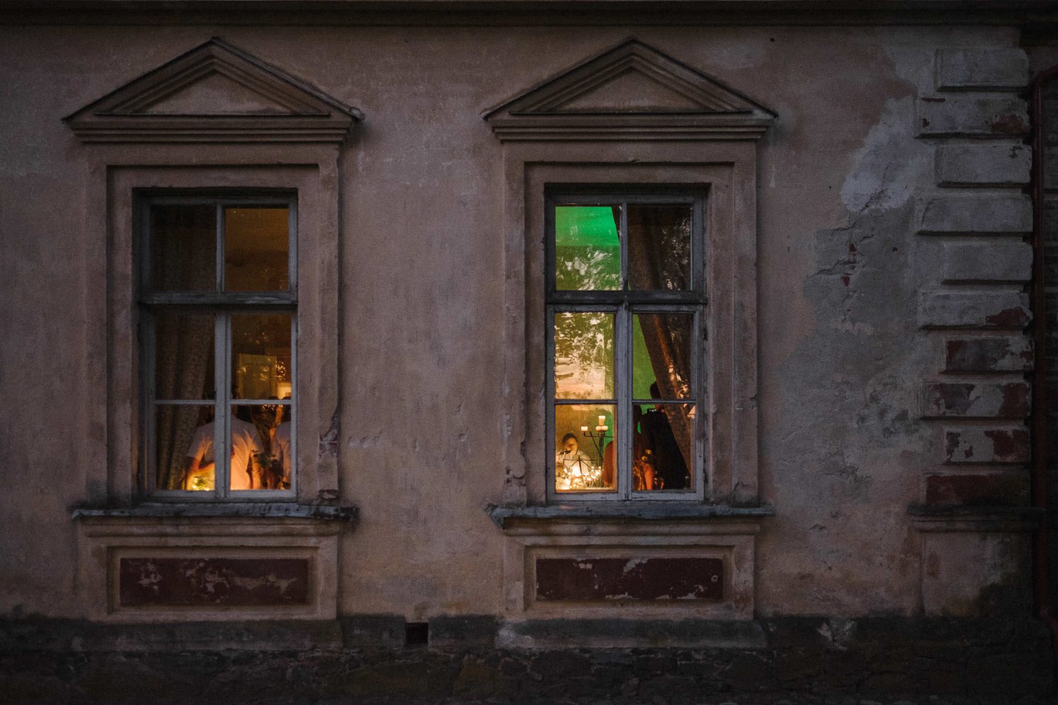 Vaizdas pro Jakiškių dvaro langus vidun, kur jaunikis Vaidas mylimąjai atlieka dainą. Jakiškių dvaro vestuvės