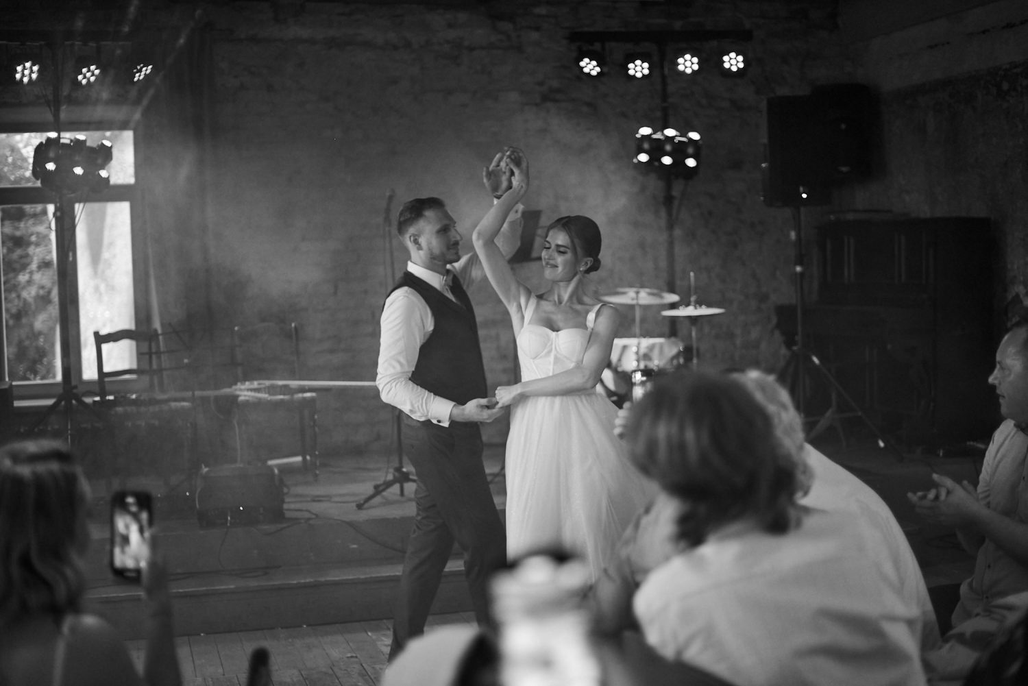 Jaunųjų šokis, juodai balta nuotrauka, vestuvės Babtyno-Žemaitkiemio dvare