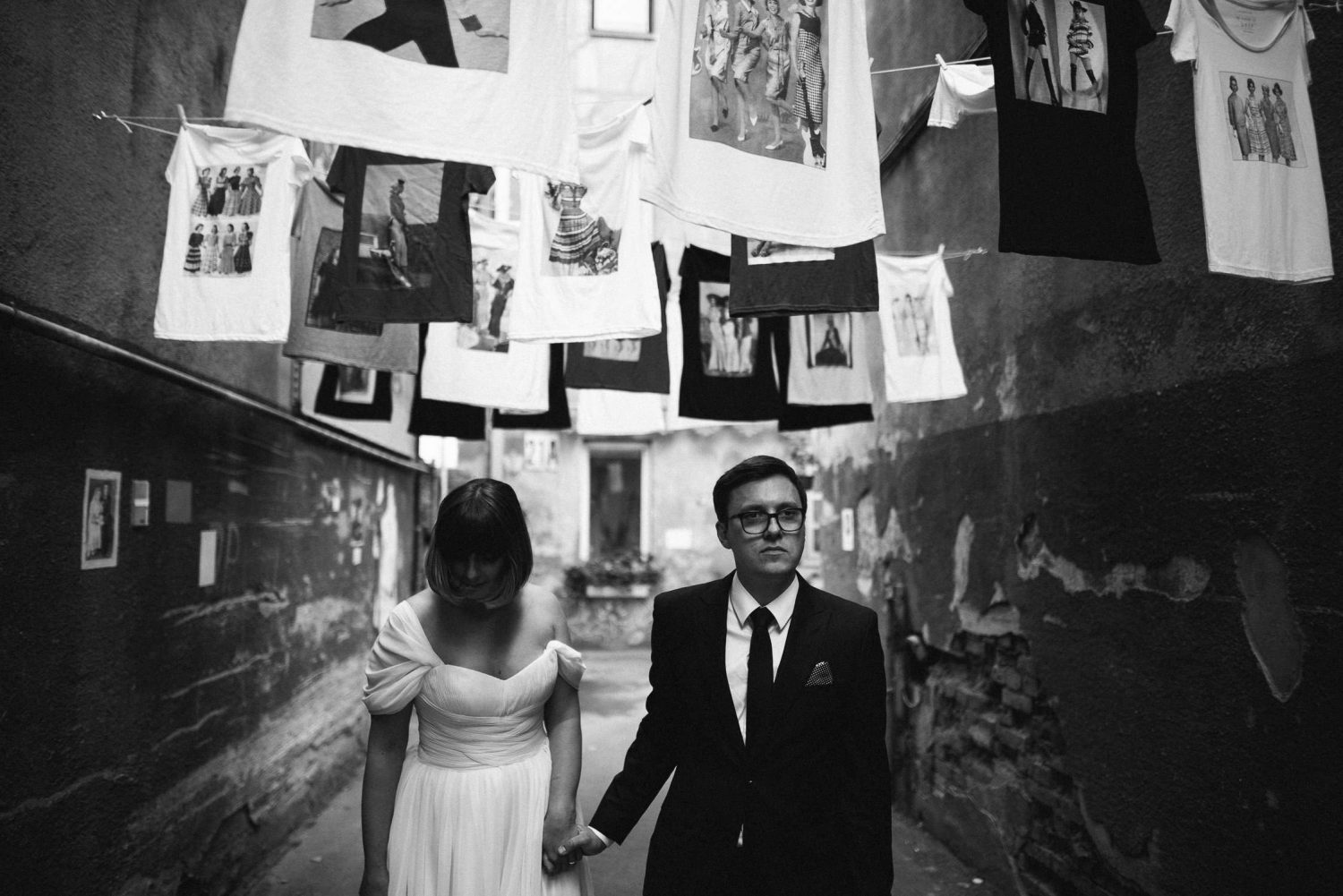 Kristinos ir Raimondo vestuvių portretas žaviame Kauno senamiesčio kiemelyje
