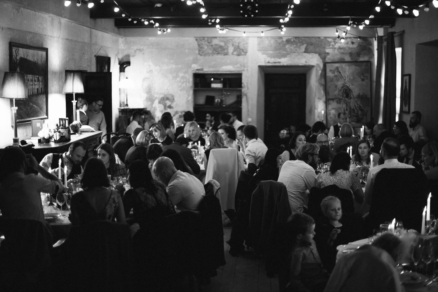 Vestuvių svečiai mėgaujasi maistu ir pokalbiais Babtyno-Žemaitkiemio dvaro salėje