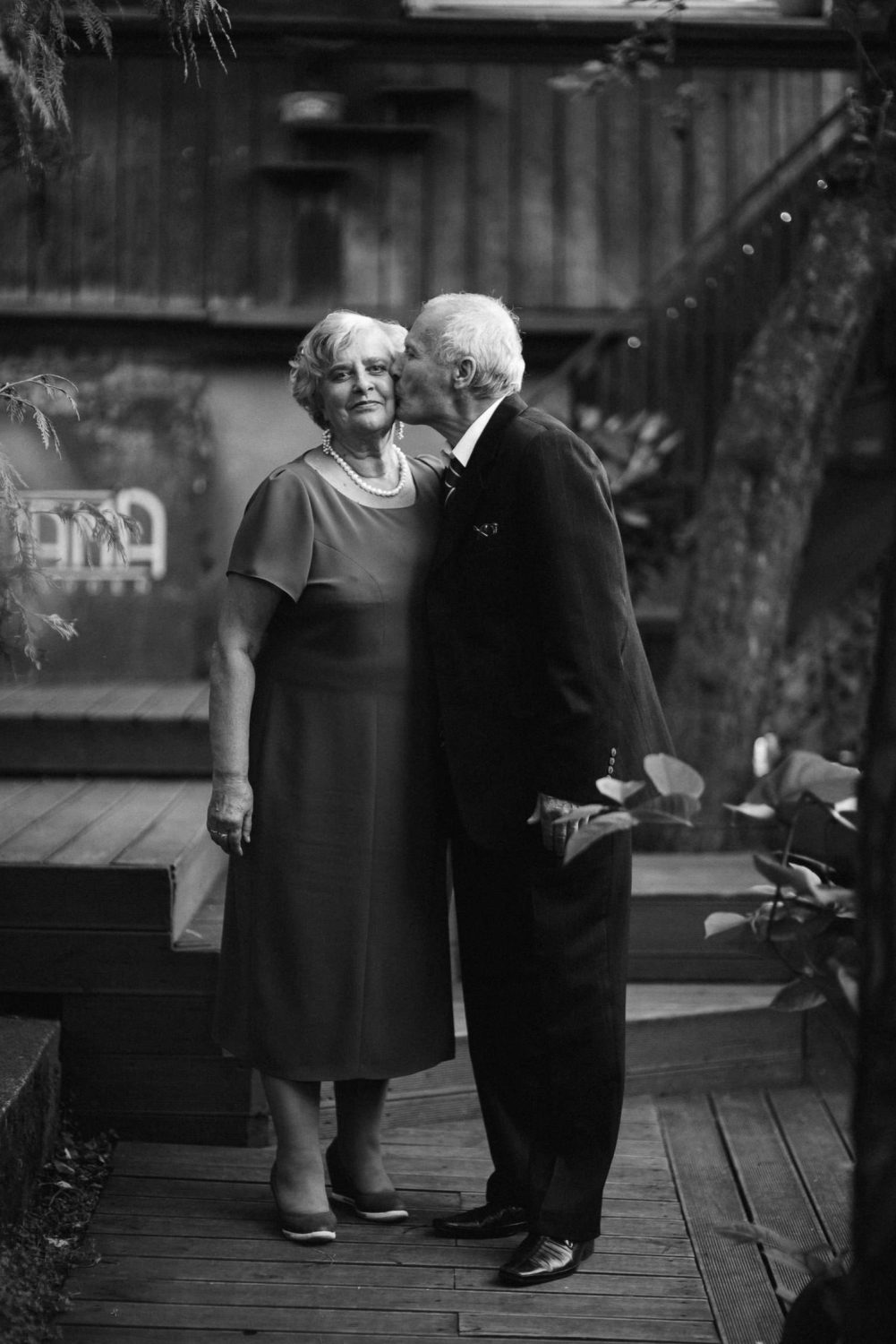 Panama Food Garden vestuvės, įsimylėjusių senelių portretas restorano kiemelyje